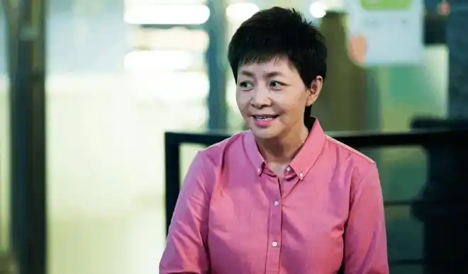 《家有儿女》中饰演刘梅的宋丹丹,在此剧中是个妈妈,身边有三个孩子