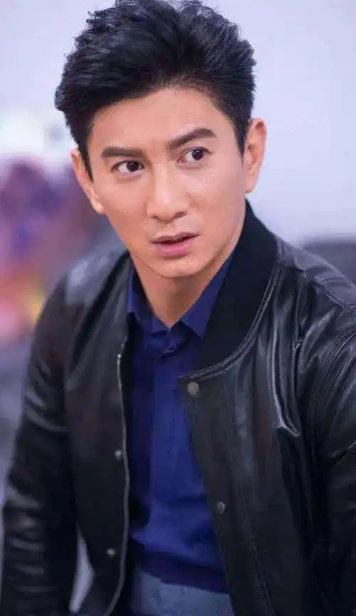 如今的吴奇隆,精神头儿和二十来岁的小伙子们一样足.