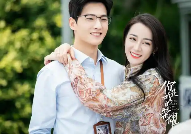 杨洋与迪丽热巴合作完《你是我的荣耀》后,便圈了很多的cp粉,不管是在