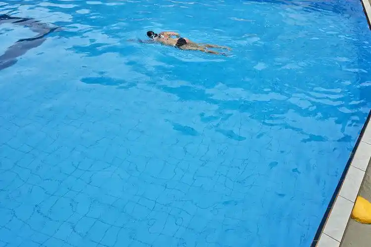 一个下雨天跳进游泳池的女人