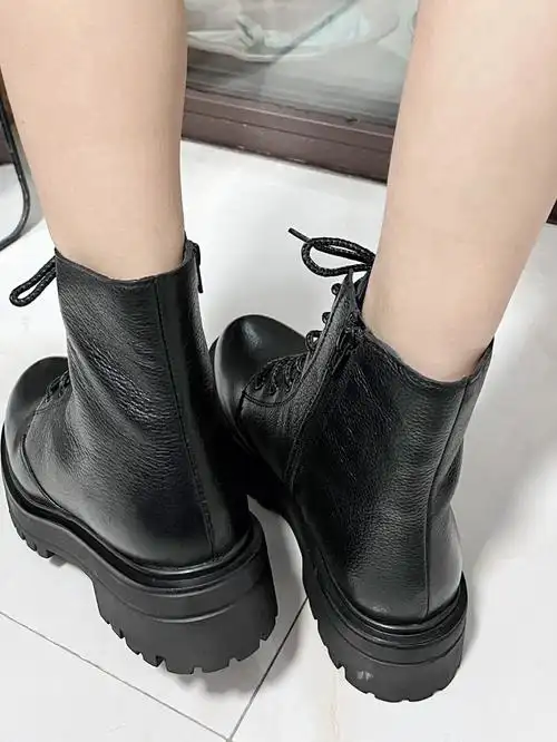 小个子女生真的很爱78卫衣77短裤77黑靴=真的很辣的秋冬季穿搭