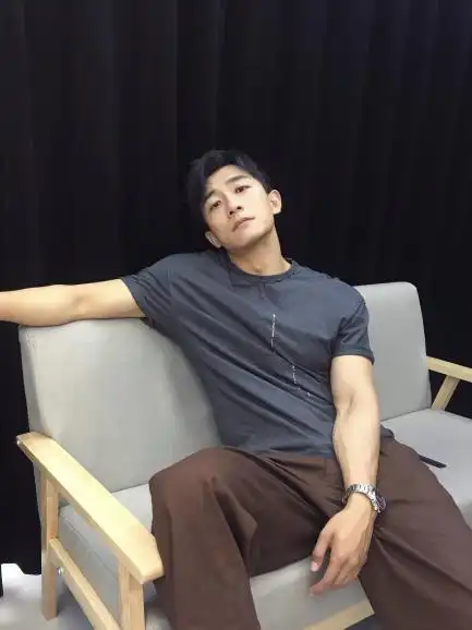 一个是颜值担当的"渣甜女"熊笑宇,一个是身材超好神似黄轩的痴情男宋