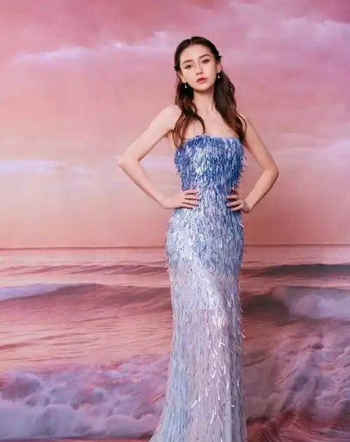 杨颖穿"星空裙"秀白嫩香肩,配波浪卷长发,魅力四射直击心底_活动_礼服