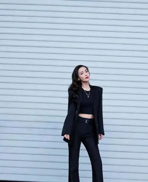 angelababy杨颖身材绝了穿一件吊带连衣裙凹凸有致女神范十足