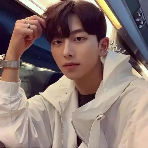 男生三七分烫发发型