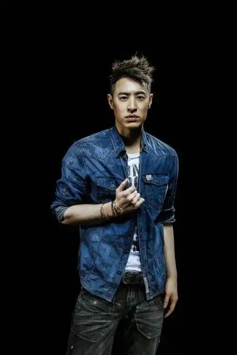 潘玮柏在宣云社交平台上拍了好吃的照片,急于评论"好吃".