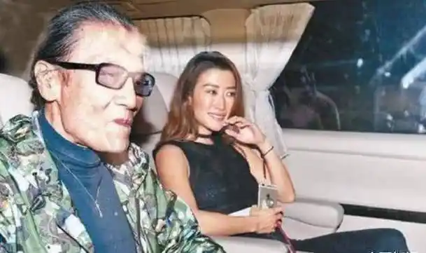 原创谢贤最新近照意气风发一身白衣健硕又帅与女友复合笑得很欢乐