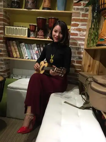 毫无目的,竟然遇到小宝贝的原唱四姑娘,听她给我们唱歌,打手鼓,很是