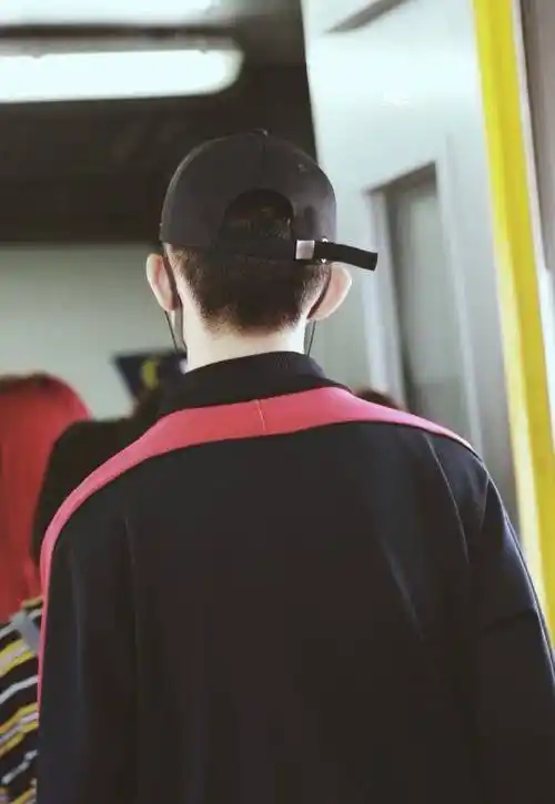 照片中,依然可以看到千玺后脑勺的头发也被剪掉了,比之前少了.