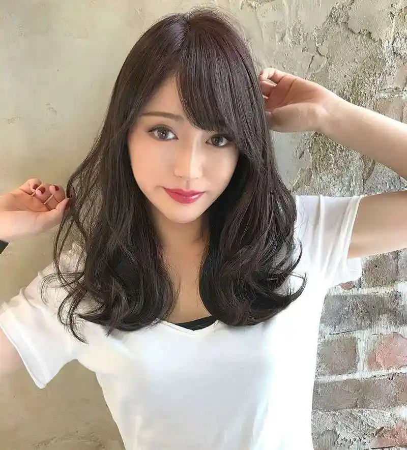 下面就给各位发量多,发质粗硬的女生们,分享一些适合你们的时尚发型.