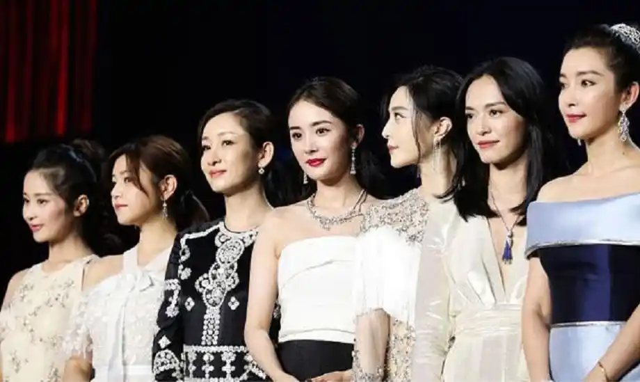 芭莎慈善夜大合照,都不去站c位,明争没了却挡不住暗斗