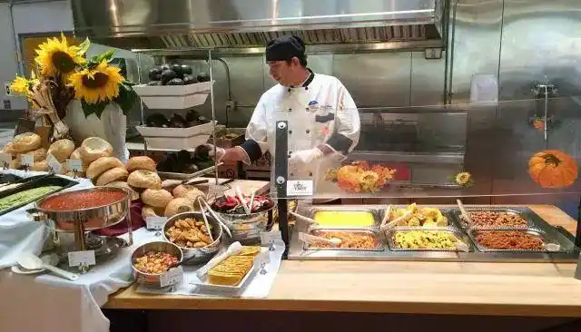 凌晨四点哈佛图书馆坐满没我不知道,但哥大食堂是座无虚席