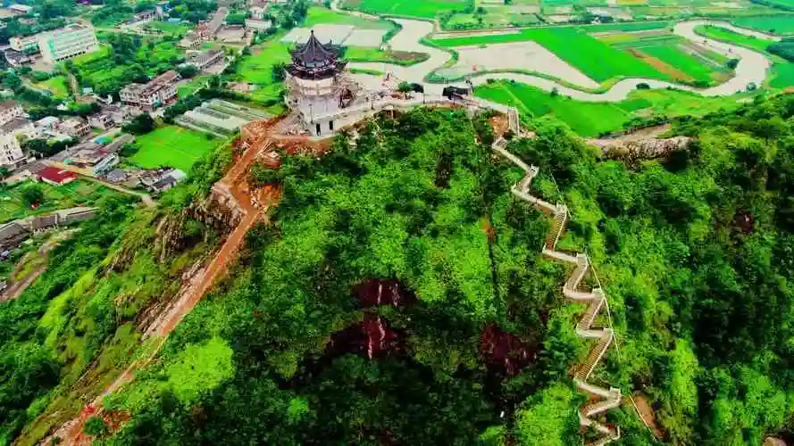 浙江温州龙港市的一处新景点,台阶崎岖,站在山顶看尽周围风景