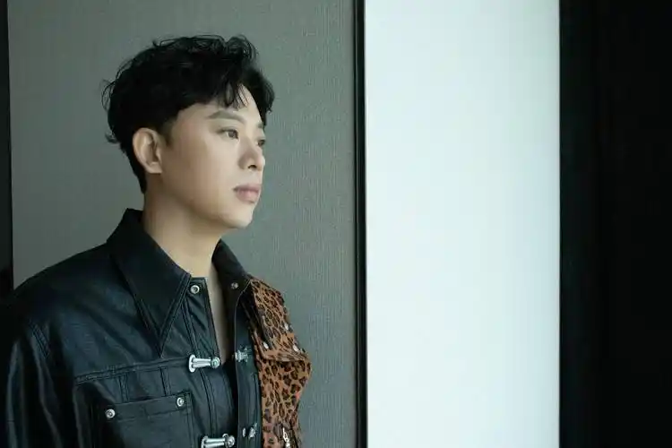 闪光的乐队开播金润吉独特嗓音引关注