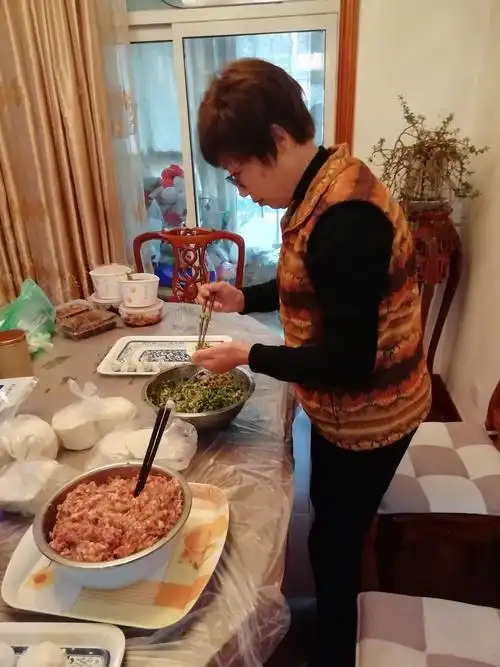 20191225常熟老闺蜜相约在家包饺子,团子欢度圣诞节男闺蜜闻着韭菜
