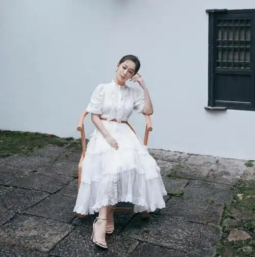 杨紫机场现身,白色大衣又美又飒,粉丝:接地气_长裙_颜色_黑色