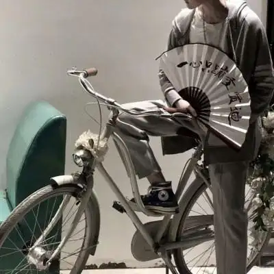 拿扇子的男生头像