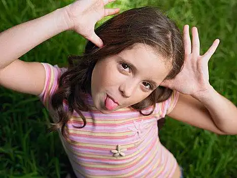 一个,女孩,肖像,鬼脸一只在墙上嬉戏的猫咪,可爱调皮小男孩头顶着书小