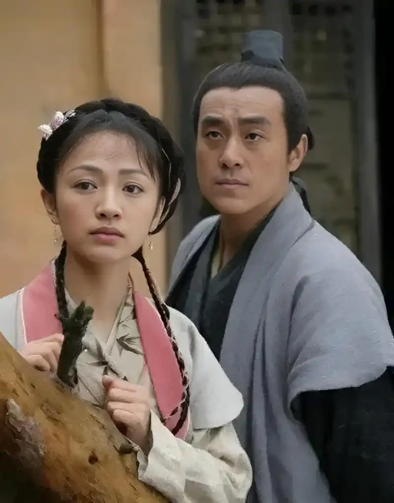 1997年,何冰和他的女同学李海洋喝了两杯黄汤后,李海洋向他抱怨说:"我