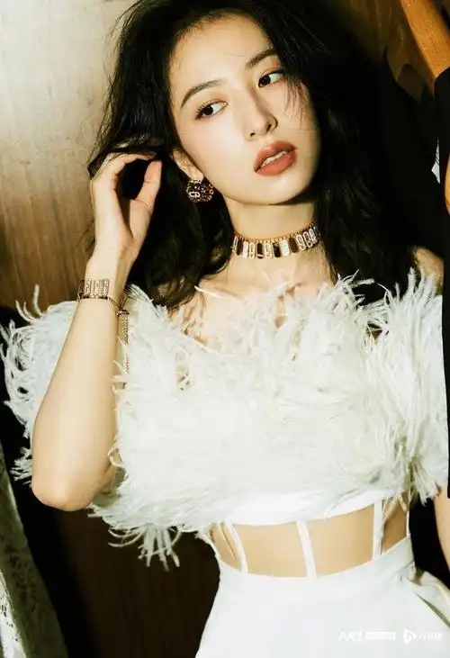 而入行已十年的周雨彤,内在依旧松弛,坦然,有着感受世界,体验生活的