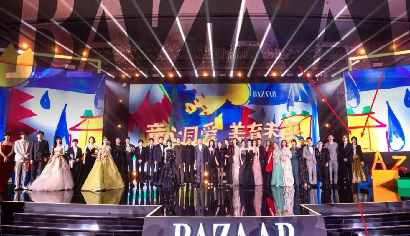 时尚芭莎慈善夜明星合照,不仔细看还真的看不出来宋茜的人像是p上去