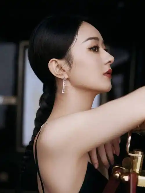 颖宝也是一样的高颅顶圆头,这种圆润型颅骨,不挑发型,即使无刘海,梳贴