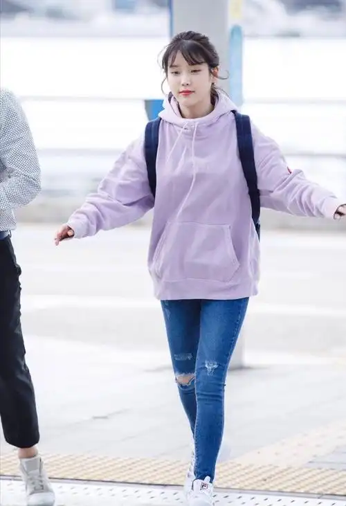 整个穿搭虽然很简单,但李知恩穿得很漂亮,甜美可爱,很有吸引力.