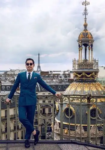 张国立曝巴黎霸气写真