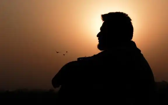 一个孤独沧桑的男人背影