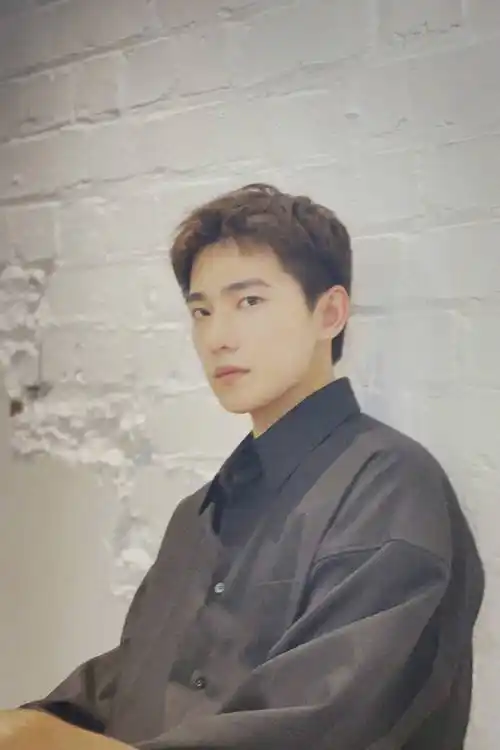 近日,杨洋在社交平台微博上发了一组照片,杨洋不愧是顶级帅哥,优越的