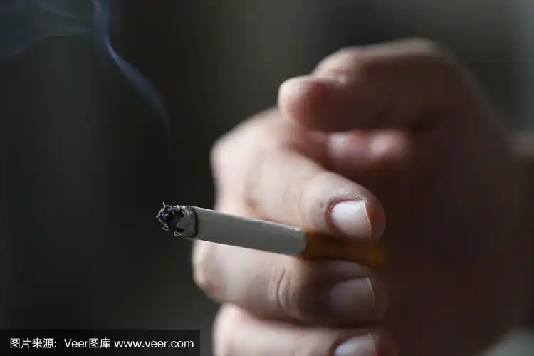 抽完烟后在手里抽烟的照片