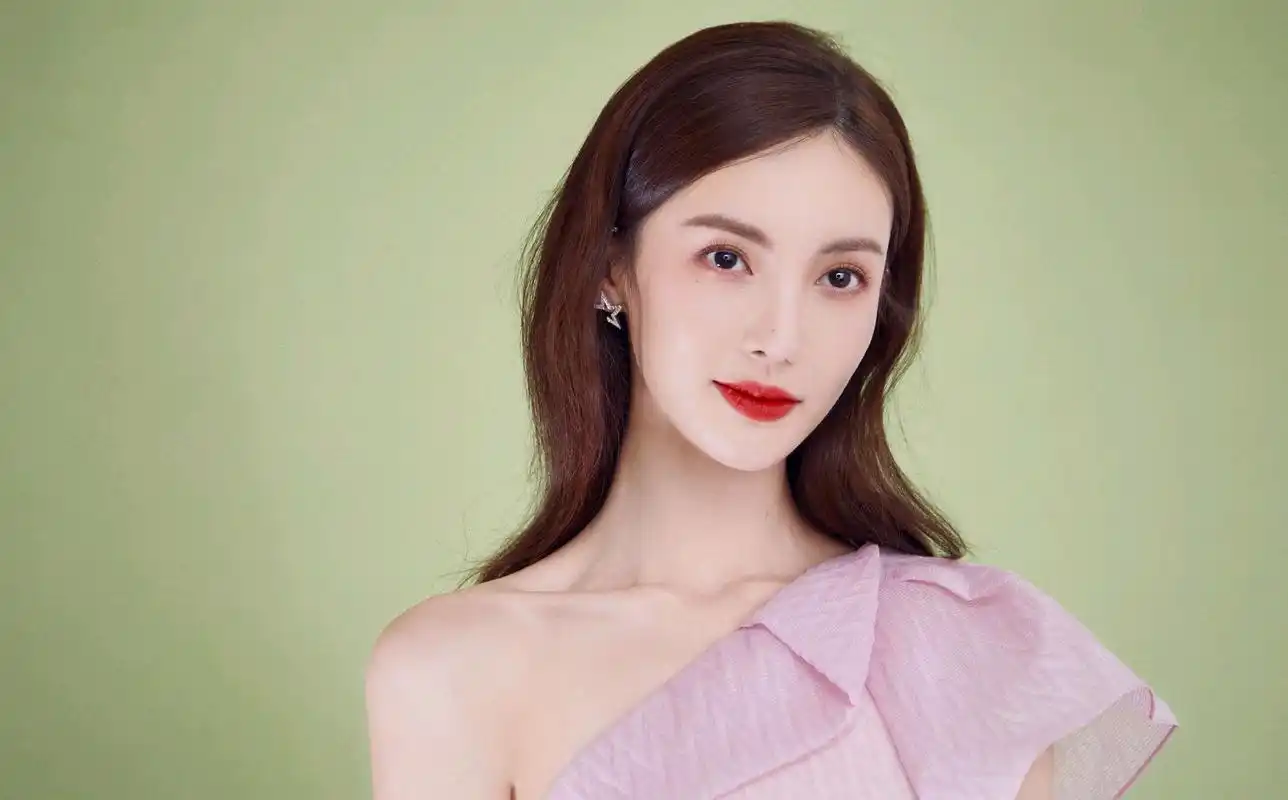 金晨好甜美身着粉色连衣裙配蓬松发型看似很简约却精致高级