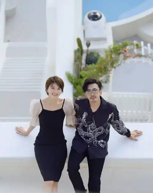 穿情侣装拍甜蜜合照,两人为孩子已复合_女儿_节目_时候