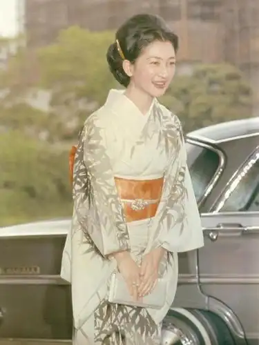 日本平民皇后美智子到底有多美?身着传统和服,尽显端庄优雅