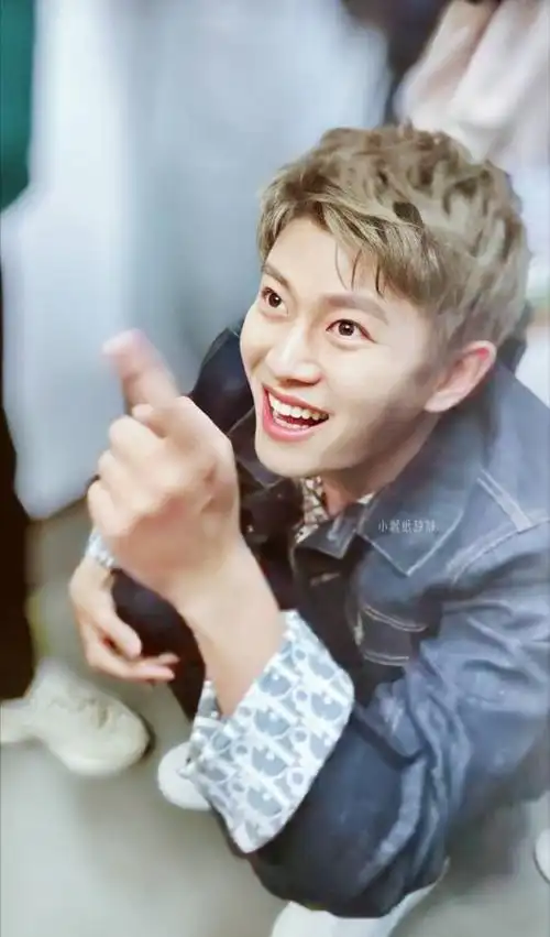 大笑90期待今晚也能看到超咪大笑90@任嘉伦allen一声嘉伦一世嘉人