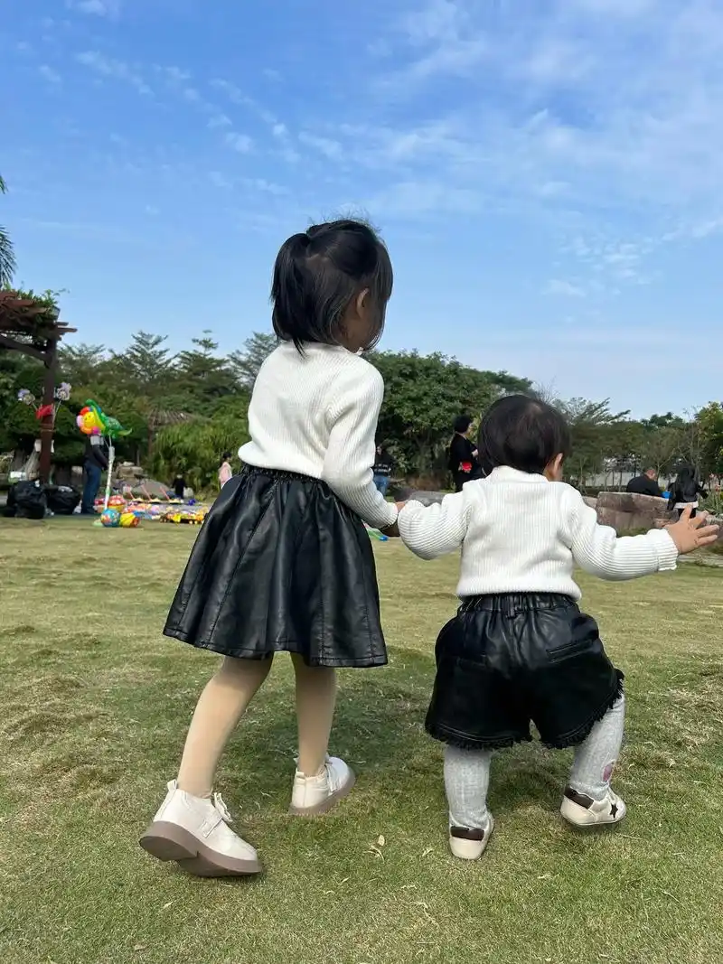 姐姐妹妹手牵手.是姐姐,是妹妹, 是2019和2022,是相 - 抖音