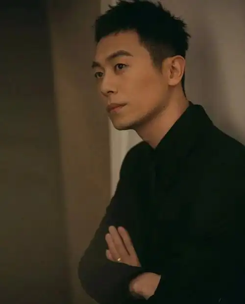 朱亚文,你坐在李佳琦腿上涂口红,不怕被老婆打吗?