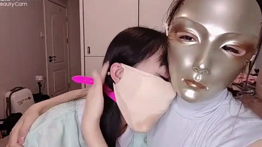 面具女反派 女坏人 让别人带口罩 蒙面女反派