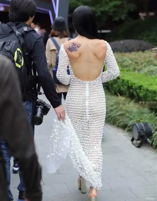 街拍: 透视的镂空裙若隐若现, 是不是忘了穿什么了?