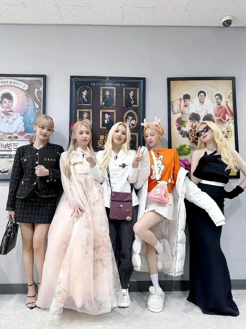 gidle.团体合照#gidle #叶舒华 #宋雨琦 #田小 - 抖音