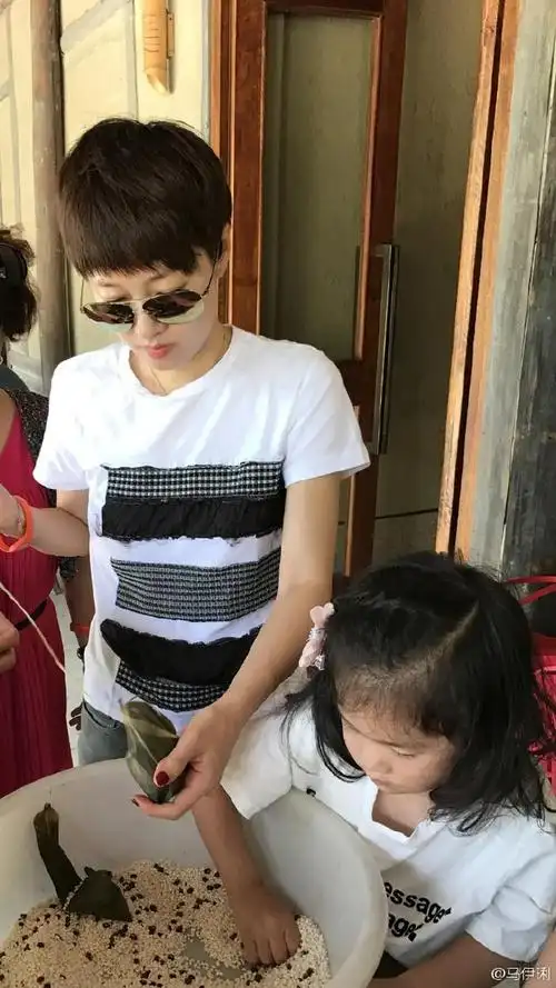 马伊琍晒带孩子出游美照,小女儿长相意外曝光