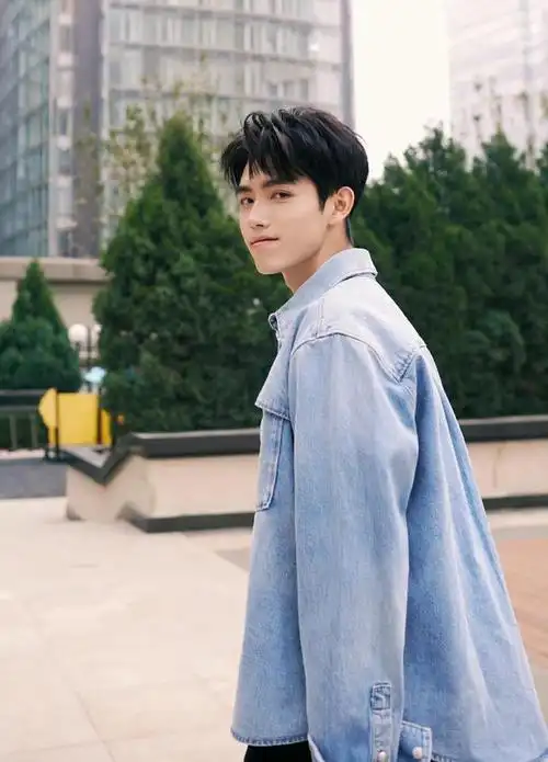 特别是剧中陈飞宇刚开始的金色发型一出来,简直就是颜狗们的天堂