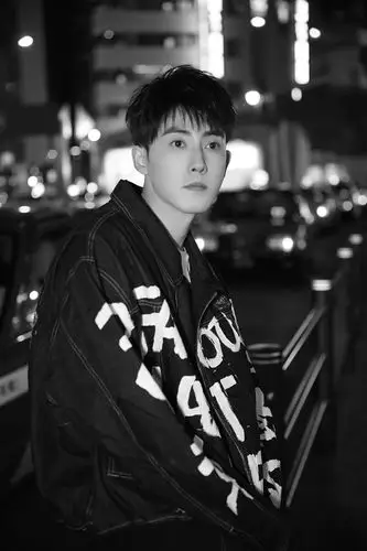 张睿最新街拍来袭!玩转黑白潮酷新风尚