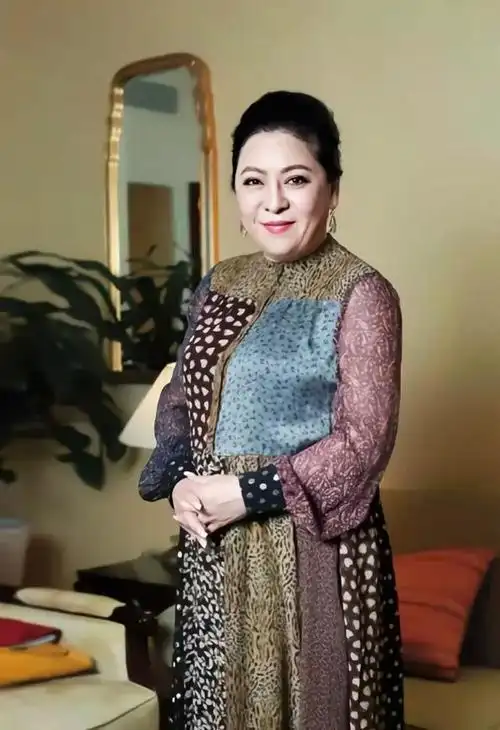 向太陈岚难得亮相穿宽松衬衫裙搭增高鞋时髦感比儿媳郭碧婷强