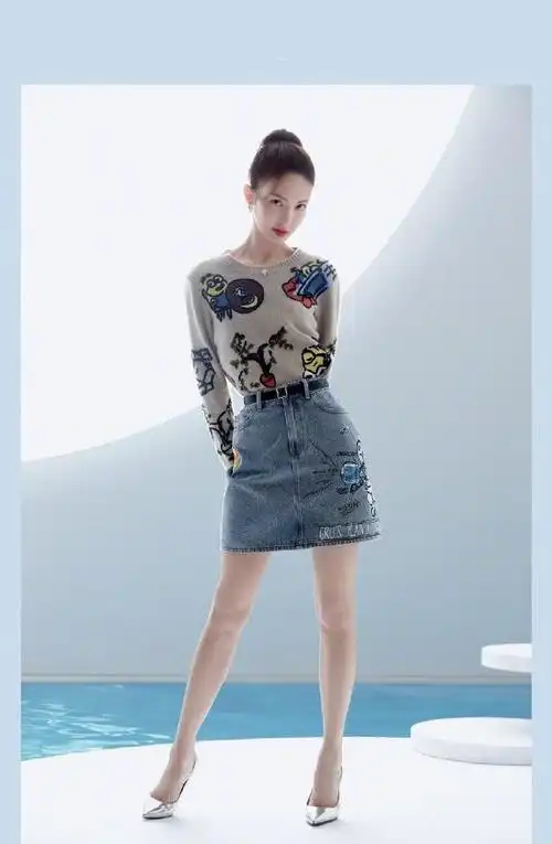 李沁不愧是骨感界的一姐穿紧身皮裙一点不显勒曲线刚刚好