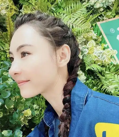 张柏芝碎花衬衣配草帽,像长在春天里的精灵|精灵|张柏芝|草帽_新浪