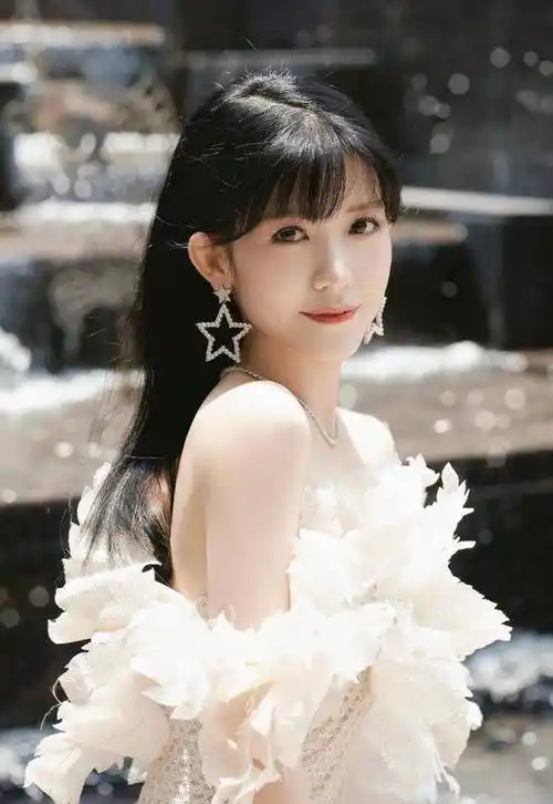 火箭少女赖美云现身机场,造型时髦可爱,踩雷穿搭,暴露身材缺点