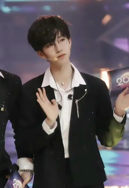 贺峻霖是偶像也是一个普通在校的大学生!