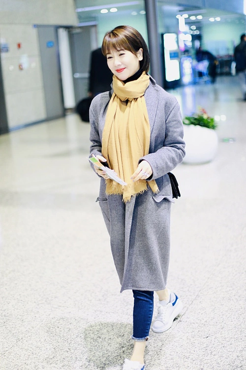 左小青衣服了得,一件灰色大衣配牛仔裤走机场,基础款穿出高级感