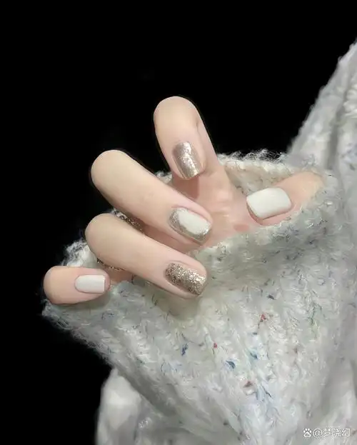 简约而不简单,这就是我们的通勤小短甲美甲系列.